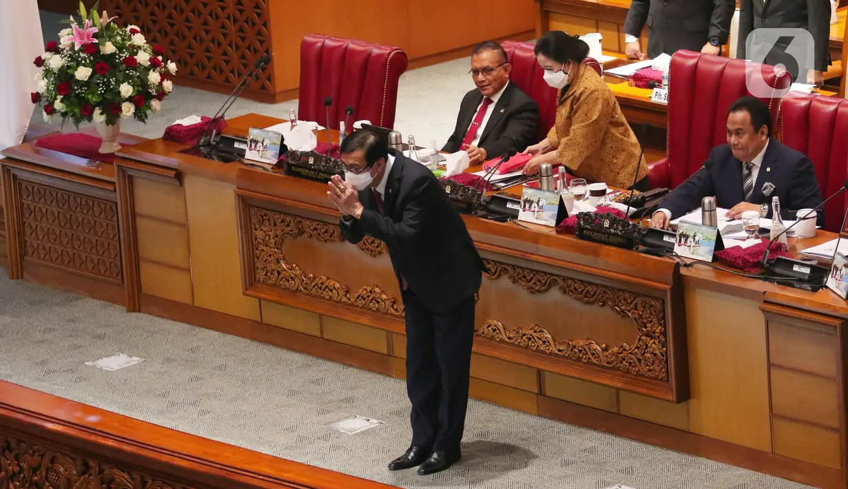 Menteri Hukum dan HAM Yasonna Laoly saat mengikuti rapat paripurna ke-28 masa persidangan V tahun 2021-2022 di Kompleks Parlemen, Senayan, Jakarta, Kamis (7/7/2022).  Rapat Paripurna tersebut mendengarkan pendapat fraksi terhadap RUU usul inisiatif Komisi II DPR tentang pembentukan Provinsi Papua Barat Daya. (Liputan6.com/Angga Yuniar)