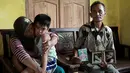 Muhamad Hafis Arnovan, putra Sumarti Ningsih dipangku neneknya saat menunggu kabar dari pengadilan Hong Kong di Cilacap, Indonesia (8/11). Orang tua Sumarti Ningsih berharap pembunuh anaknya diharuskan membiayai anak Sumarti. (REUTERS/Idhad Zakaria)
