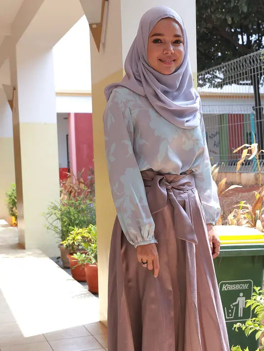 Seakan membawa aura positif, Dewi Sandra mengaku banyak teman-teman artisnya yang ingin bergabung mengikuti pengajian. (Galih W. Satria/Bintang.com)