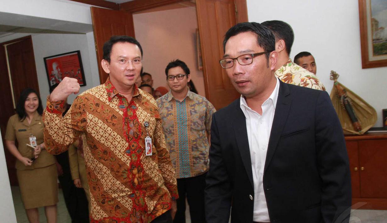Kedatangan Ridwan Kamil ke kantor Ahok untuk membahas perihal kemacetan di Kota Bandung, yang salah satunya disebabkan banyaknya penduduk Jakarta yang berdatangan ke Bandung, (19/9/14). (Liputan6.com/Herman Zakharia)