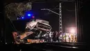 Pejabat setempat melaporkan kereta Rodalies tersebut menabrak tembok penahan yang runtuh ke atas rel di antara wilayah Gelida dan Sant Sadurni. Tampak dalam foto, tim penyelamat merespons setelah sebuah kereta komuter tergelincir akibat menabrak tembok penahan yang runtuh ke rel di Gelida, dekat Barcelona, Spanyol, pada Selasa 20 Januari 2026. (AP Photo/Joan Mateu Parra)