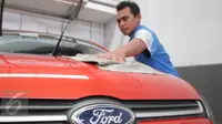 Petugas mengelap mobil Ford di salah satu dealer di Jakarta, Selasa (26/1). Ford memastikan konsumen dapat tetap mengunjungi dealer Ford untuk layanan penjualan, servis dan garansi hingga beberapa waktu ke depan di tahun ini. (Liputan6.com/Angga Yuniar)