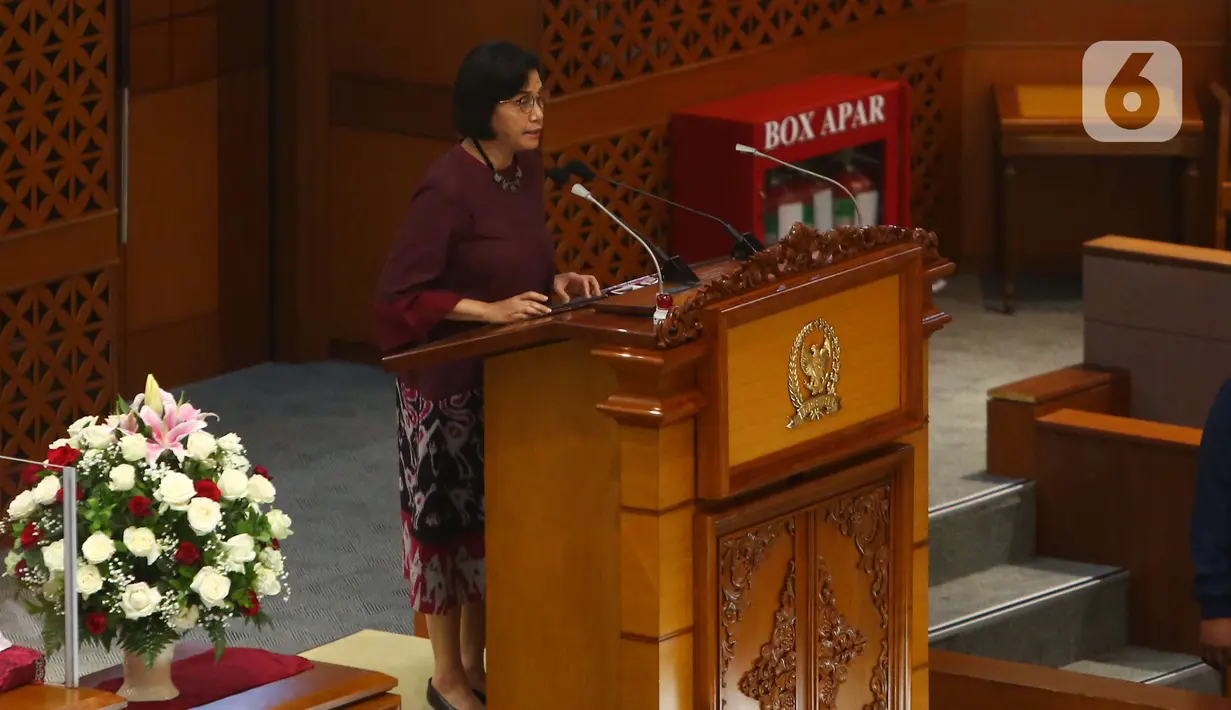 Menteri Keuangan Sri Mulyani menyampaikan tanggapan pemerintah saat rapat paripurna DPR Ke-10 masa Persidangan II Tahun Sidang 2021-2022 di Senayan, Jakarta, Selasa (7/12/2021). DPR menyetujui atas RUU tentang Hubungan Keuangan antara Pemerintah Pusat dan Pemerintah Daerah. (Liputan6.com/Angga Yunia