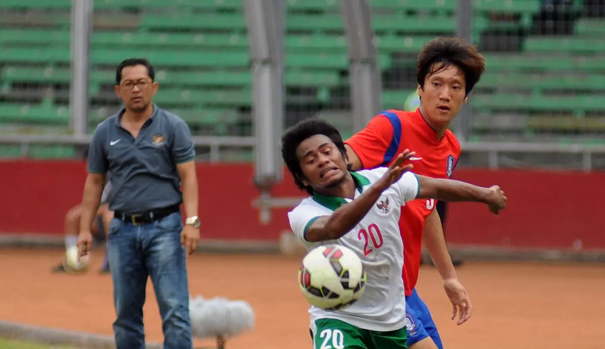 Penyerang timnas Indonesia U-23, Ilham Udin Armaiyn (20) berebut bola dengan Woo Jusung (Korea Selatan) di laga kualifikasi grup H Piala Asia 2016 di Stadion GBK Jakarta, Selasa (31/3/2015). Indonesia U-23 kalah 0-4. (Liputan6.com/Helmi Fithriansyah)
