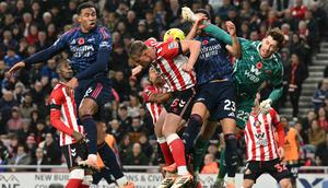Pertandingan ketat antara Arsenal kontra Sunderland di ajang Liga Inggris. (Oli SCARFF / AFP)
