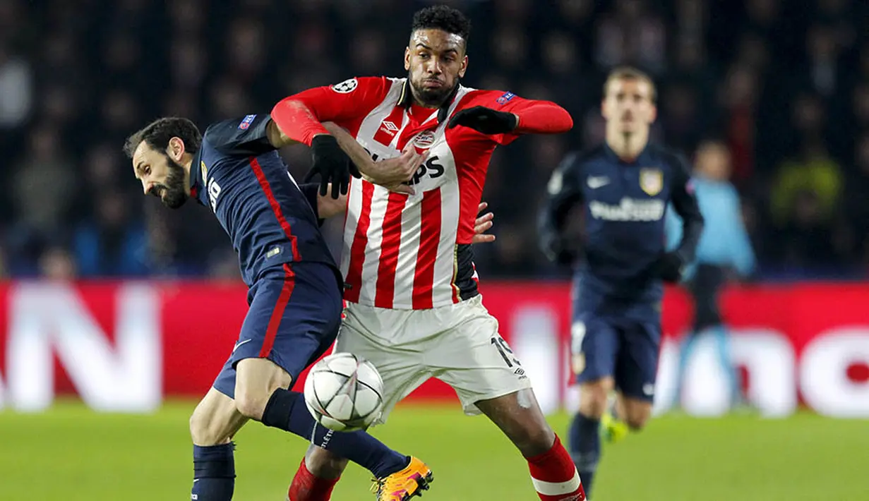 Striker PSV Eindhoven, Jurgen Locadia, berusaha melewati hadangan bek sayap Atletico Madrid, Juanfran. Atletico juga memiliki peluang mencetak gol lebih banyak yaitu enam kali tendangan ke arah gawang. (Reuters/Michael Kooren)