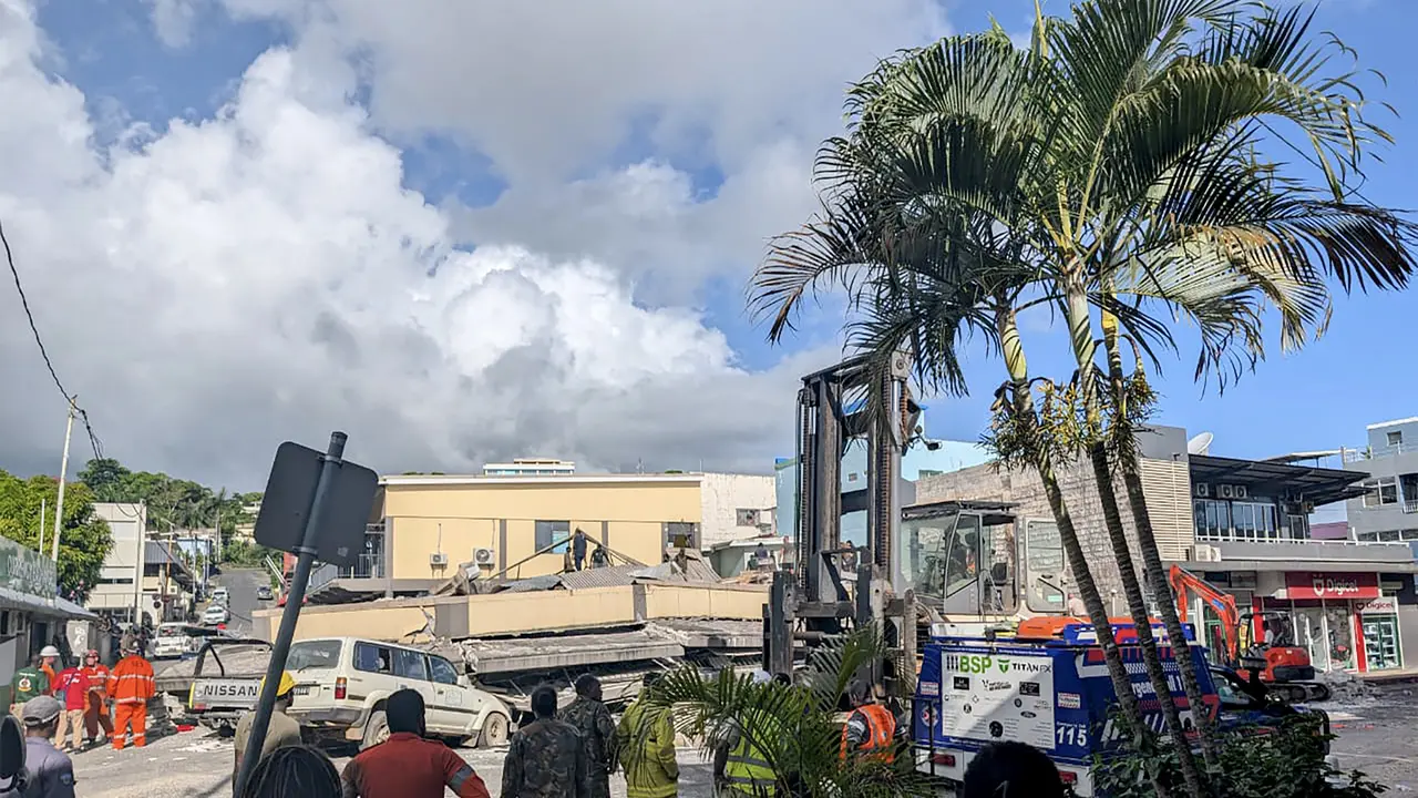 Gempa bumi dahsyat melanda pulau Pasifik Vanuatu pada 17 Desember, menghancurkan bangunan-bangunan di ibu kota Port Vila termasuk satu gedung yang menampung kedutaan besar AS dan kedutaan besar lainnya, dengan seorang saksi mata memberi tahu AFP tentang m