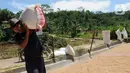 Buruh tani membawa karung berisi gabah di kawasan Tanjung Sari, Kabupaten Bogor, Jawa Barat, Senin (14/3/2022). Sejak sepekan terakhir, harga gabah kering giling di tingkat petani naik dari Rp 4.400 menjadi Rp 4.600 per kilogram. (merdeka.com/Arie Basuki)