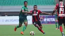 Gelandang Persipura, Osvaldo Haay (tengah) berebut bola dengan pemain PS TNI pada lanjutan Liga 1 Indonesia di Stadion Patriot Candrabhaga, Bekasi, Sabtu (4/11). Persipura kalah 1-2. (Liputan6.com/Helmi Fithriansyah)