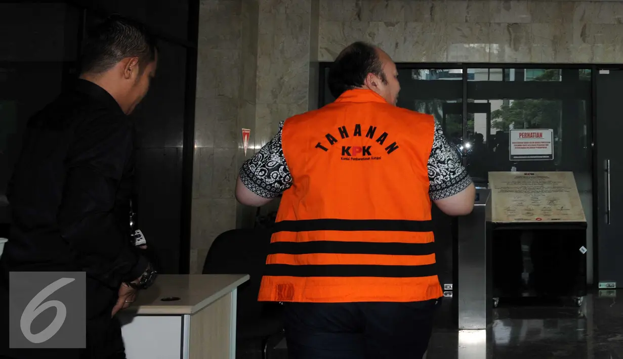 Agung Andri Tristianto Sutrisna saat berada di dalam gedung KPK, Jakarta, Jumat (14/2). Agung diperiksa sebagai tersangka terkait suap untuk permintaan penundaan putusan kasasi sebuah perkara Mahkamah Agung. (Liputan6.com/Helmi Afandi)