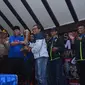 tim pelatih Arema serahkan trofi piala presiden 2017 pada Presiden Kehormatan, Rendra Kresna. (Foto: Rana adwa)