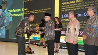 Penghargaan Proper Emas diberikan langsung oleh Wakil Presiden RI, Ma'ruf Amin dalam acara Penghargaan Anugerah Proper 2023. (Liputan6.com/MIND ID)