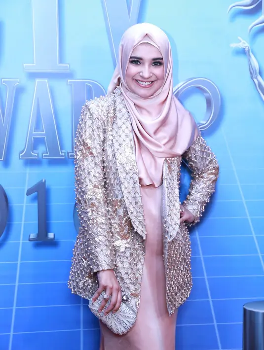 Pada malam puncak SCTV Awards, Shireen Sungkar hadir dengan blazer rancangan Barli Asmara. Paduan dengan busana muslim lengkap dengan hijabnya. (Adrian Putra/Bintang.com)