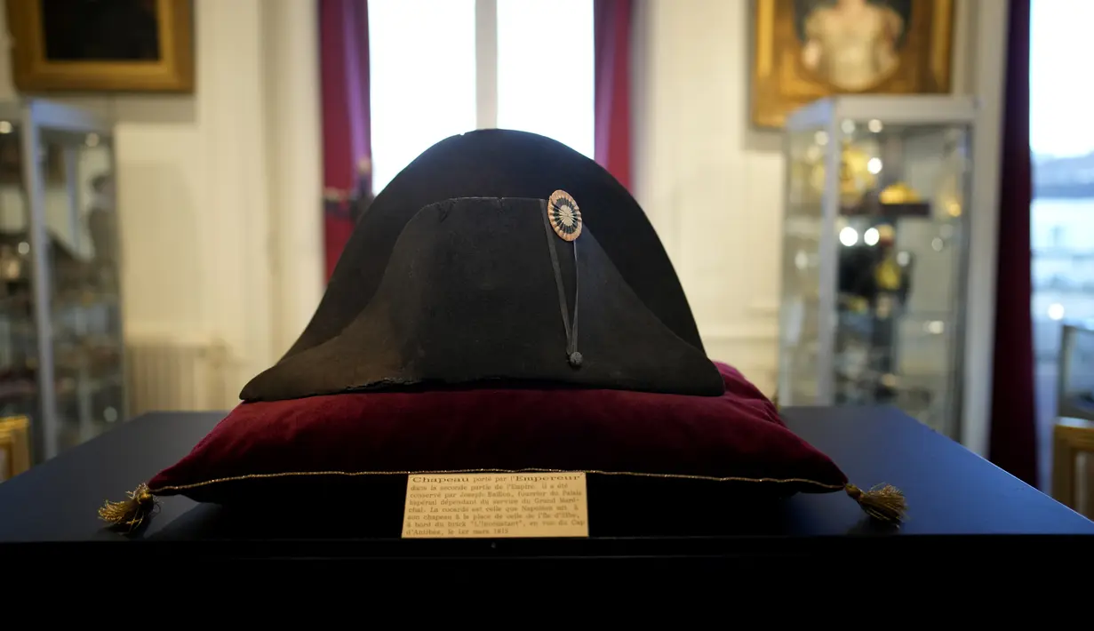 Salah satu topi hitam lebar khas yang dikenakan Napoleon Bonaparte dipajang di rumah lelang Osenat di Fontainebleau, selatan Paris, Jumat, 17 November 2023.  (AP Photo/Christophe Ena)