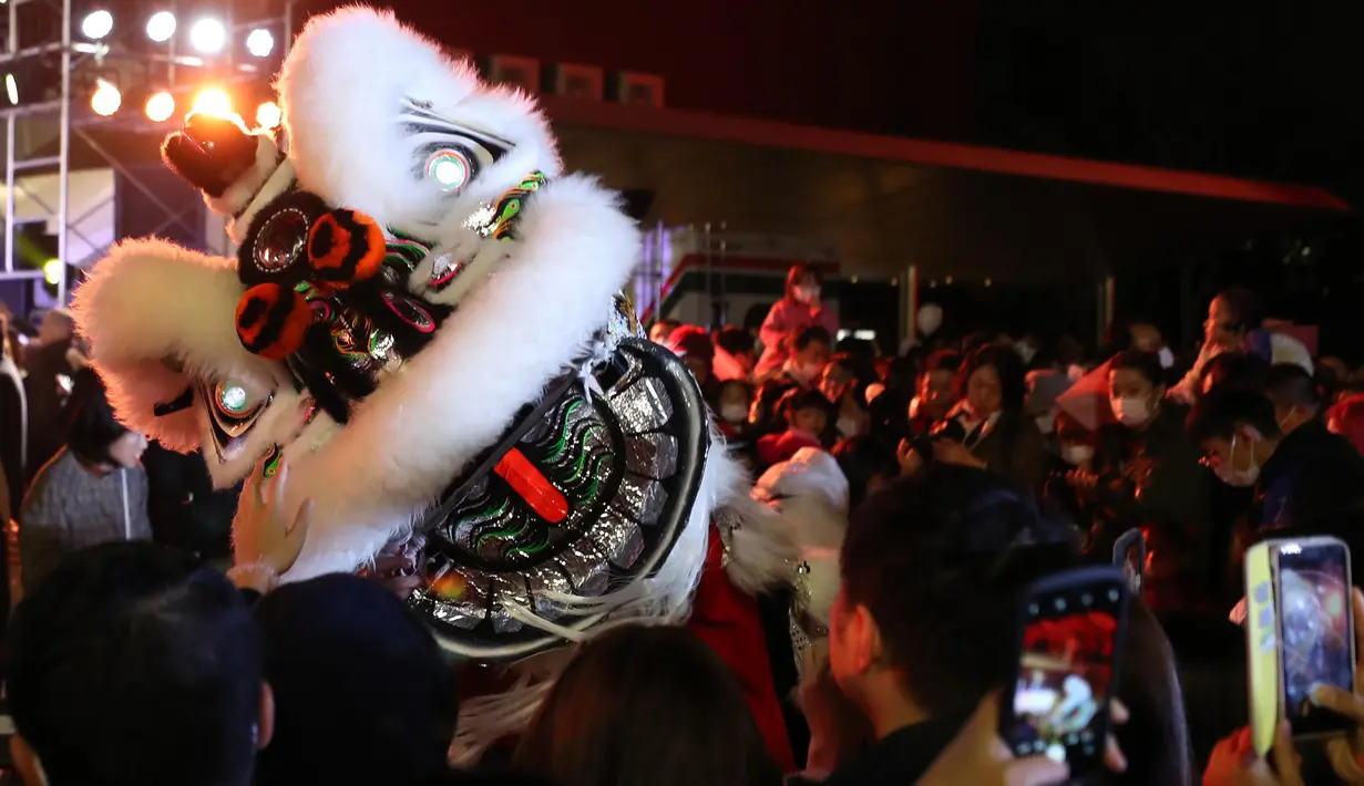 Para pengunjung menyaksikan tari barongsai dalam perayaan Tahun Baru Imlek di Menara Tokyo di Tokyo, Jepang, pada 24 Januari 2020. Menara Tokyo dihiasi cahaya berwarna merah pada Jumat (24/1) untuk merayakan datangnya Tahun Tikus China yang jatuh pada 25 Januari 2020. (Xinhua/Du Xiaoyi)