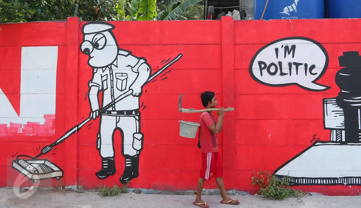 Warga melintasi mural bernuansa politik di Penjaringan, Jakarta, Minggu (7/8). Pesan-pesan yang disampaikan oleh mural politik ini biasanya bercermin dari kegiatan politik di Indonesia saat ini. (Liputan6.com/Angga Yuniar)