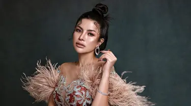 Nikita Mirzani tampil penuh pesona dengan makeup nude. Ia memilih alis berwarna hitam yang dibentuk sesuai dengan garis alis aslinya. Wanita kelahiran 17 Maret 1986 ini juga memakai eyeshadow berwarna merah muda serta bulu mata yang membuat penampilannya kian memesona. (Liputan6.com/IG/@nikitamirzanimawardi_172)