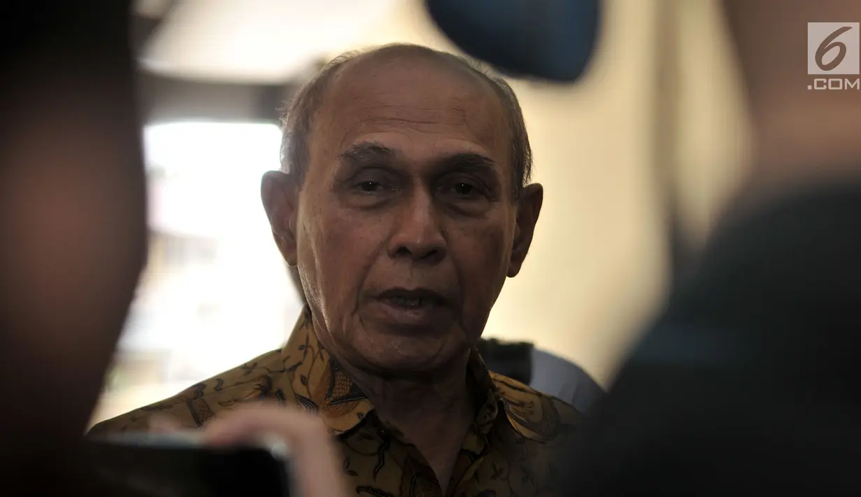 Mantan Kas Kostrad Kivlan Zen memberikan keterangan kepada awak media saat tiba memenuhi panggilan di Gedung Bareskrim Mabes Polri, Jakarta, Senin (13/5/2019). Kivlan datang ke Bareskrim pada 10.15 WIB. (merdeka.com/Iqbal Nugroho)