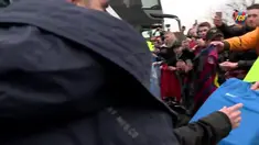 Lionel Messi didampingi pasangannya Antonella Roccuzzo menggunakan pesawat khusus bersama pemain Barcelona lainnya untuk menghadiri acara penganugerahan FIFA Ballon d'Or 2015 di Zurich, Swiss.
