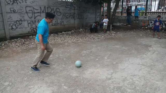 Ridwan Kamil bermain bola bersama anak-anak di Depok