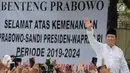 Capres nomor urut 02 Prabowo Subianto tiba di rumah kemenangan kediamannya di Jalan Kertanegara, Kebayoran Baru, Jakarta, Jumat (19/4). Kedatangan Prabowo disambut ribuan pendukungnya yang telah menunggu di Kartanegara dari pagi. (Liputan6.com/Faizal Fanani)
