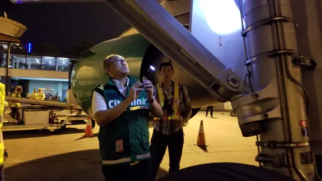 Direktur Utama Citilink Indonesia, Juliandra Nurtjahjo memeriksa kelaikan pesawat terbangnya atau ramp check di Terminal 1C Bandara Soekarno-Hatta.
