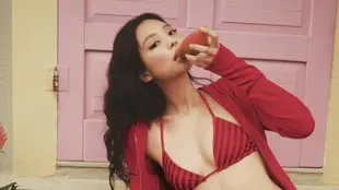 Jennie Blackpink Kenakan Bikini hasil kolaborasinya dengan brand bikini. [@jennierubyjane]