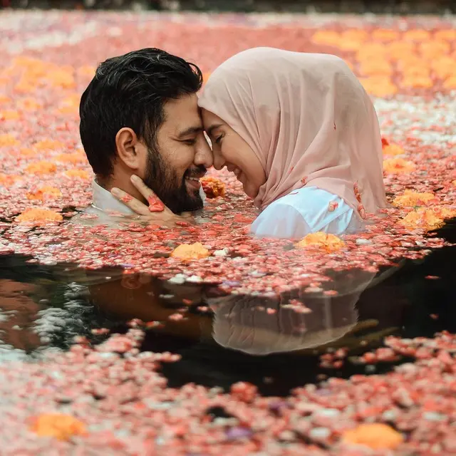 6 Potret Ammar Zoni dan Irish Bella Berenang di Kolam Bunga, Selalu Romantis