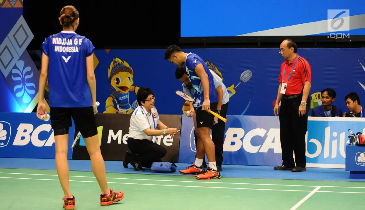 Ganda Campuran Indonesia, Edi Subaktiar/Gloria E Widjaja mendapat perawatan saat melawan Yuta Watanabe/Arisa Higashino (Jepang) di Indonesia Open 2017 di Jakarta, Selasa (13/6). Edi/Gloria kalah 18-21, 21-13, 17-21. (Liputan6.com/Helmi Fithriansyah)