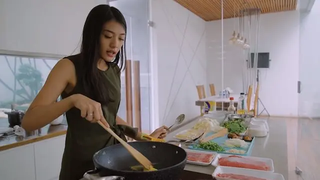 Potret 5 seleb yang masak untuk suami
