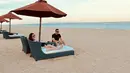 Cut Tari menikah dengan Richard Kevin pada 2019. Keduanya selalu membagikan momen-momen kebersamaan mereka seperti liburan bersama. Liburan di pantai menjadi alternatif menyenangkan bagi keduanya. (Liputan6.com/IG/cuttaryofficial)