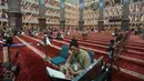 Seseorang yang beritikaf seakan berdiam diri di masjid untuk memusatkan perhatian sepenuhnya pada ibadah kepada Allah SWT. Tampak dalam foto, umat Muslim dari berbagai wilayah Jakarta dan sekitarnya saat melakukan Itikaf pada malam ke-21 Ramadan di Mesjid Istiqlal, Jakarta, Selasa (10/3/2026). (Kapanlagi.com/Budy Santoso)