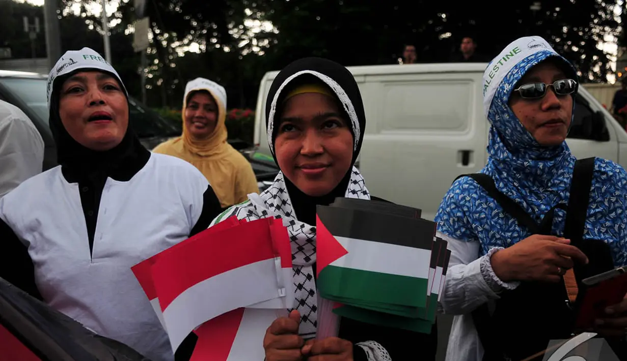 Pada aksi tersebut, massa mengecam dan mengutuk serangan tentara Israel atas agresi yang dilancarkan ke Masjid Al-Aqsa serta rumah ibadah lainnya, Jakarta, Jumat (14/11/2014). (Liputan6.com/Johan Tallo)