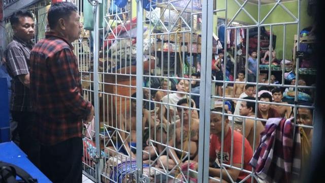 Kepala Kanwil Kemenkumham Riau saat meninjau salah satu Lapas di Riau yang mengalami over kapasitas.