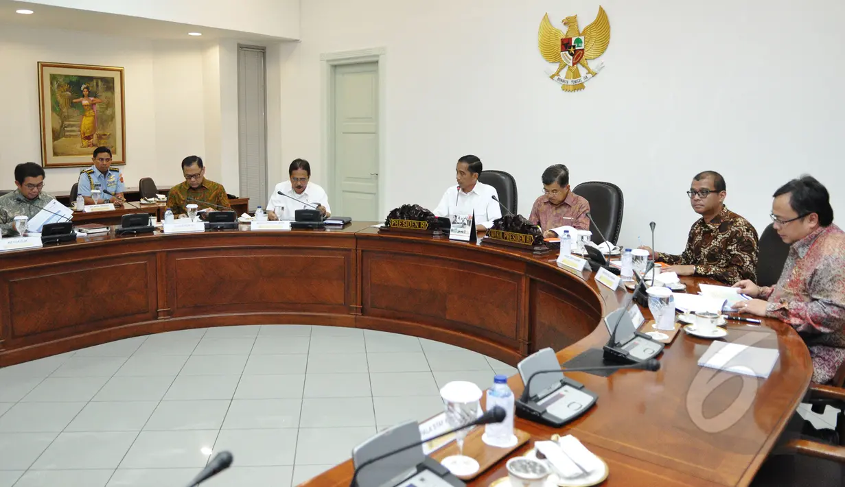 Suasana rapat terbatas terkait melemahnya nilai tukar Rupiah terhadap Dolar Amerika di Istana Kepresidenan, Jakarta, Rabu (11/3/2015).(Liputan6.com/Faizal Fanani)