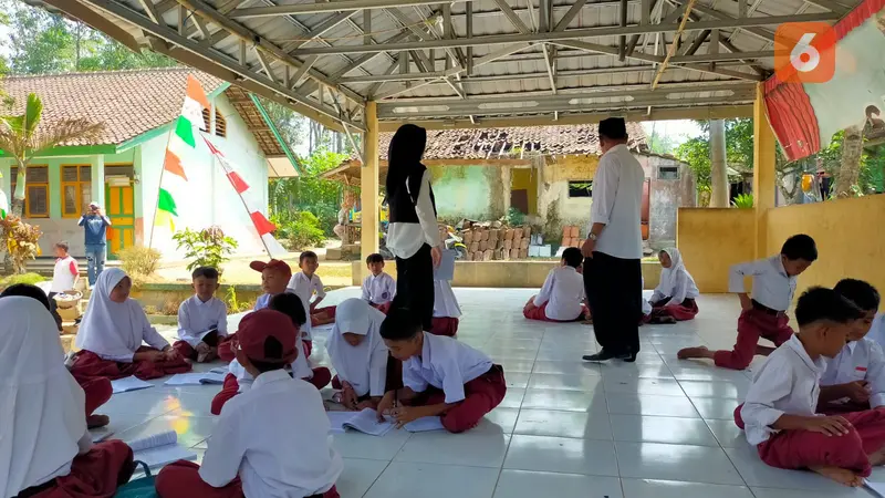 Ruang kelas rusak parah, puluhan siswa SDN Ciaripin di Kabupaten Sukabumi terpaksa belajar di aula serbaguna (Liputan6.com/Istimewa).