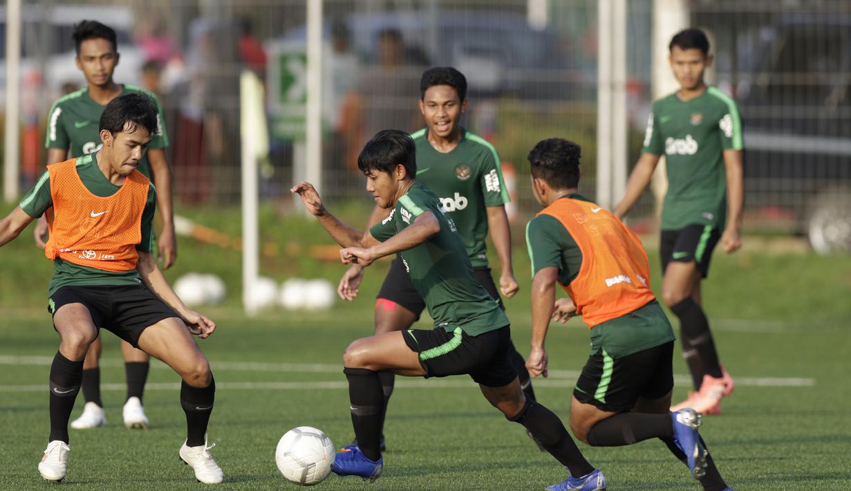 Pemain Timnas Indonesia U-22, Firza Andika, menggiring bola saat latihan di Lapangan ABC Senayan, Jakarta, Kamis (14/2). Latihan ini merupakan persiapan terakhir jelang Piala AFF U-22 2019 di Kamboja. (Bola.com/M. Iqbal Ichsan)