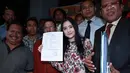 Prilly ditemani sang ayah dan kuasa hukumnya ke Polda Metro Jaya pada hari ini, Jumat 31/7/2015. Artis cantik ini ingin membuat jera oknum yang bertanggung jawab atas kasus rekayasa ini. (Deki Prayoga/Bintang.com)
