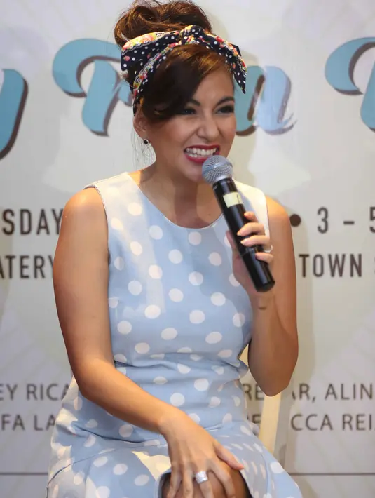 "Sensasi punya anak laki-laki luar biasa. Gak bisa dijelasi, bisa dibilang ini cinta kedua setelah suami," lanjut perempuan 38 tahun itu. (Nurwahyunan/Bintang.com)