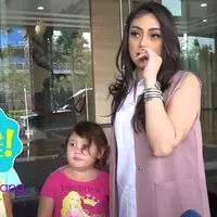 Celine tidak merasa kerepotan untuk mengurus dua orang anak perempuannya.