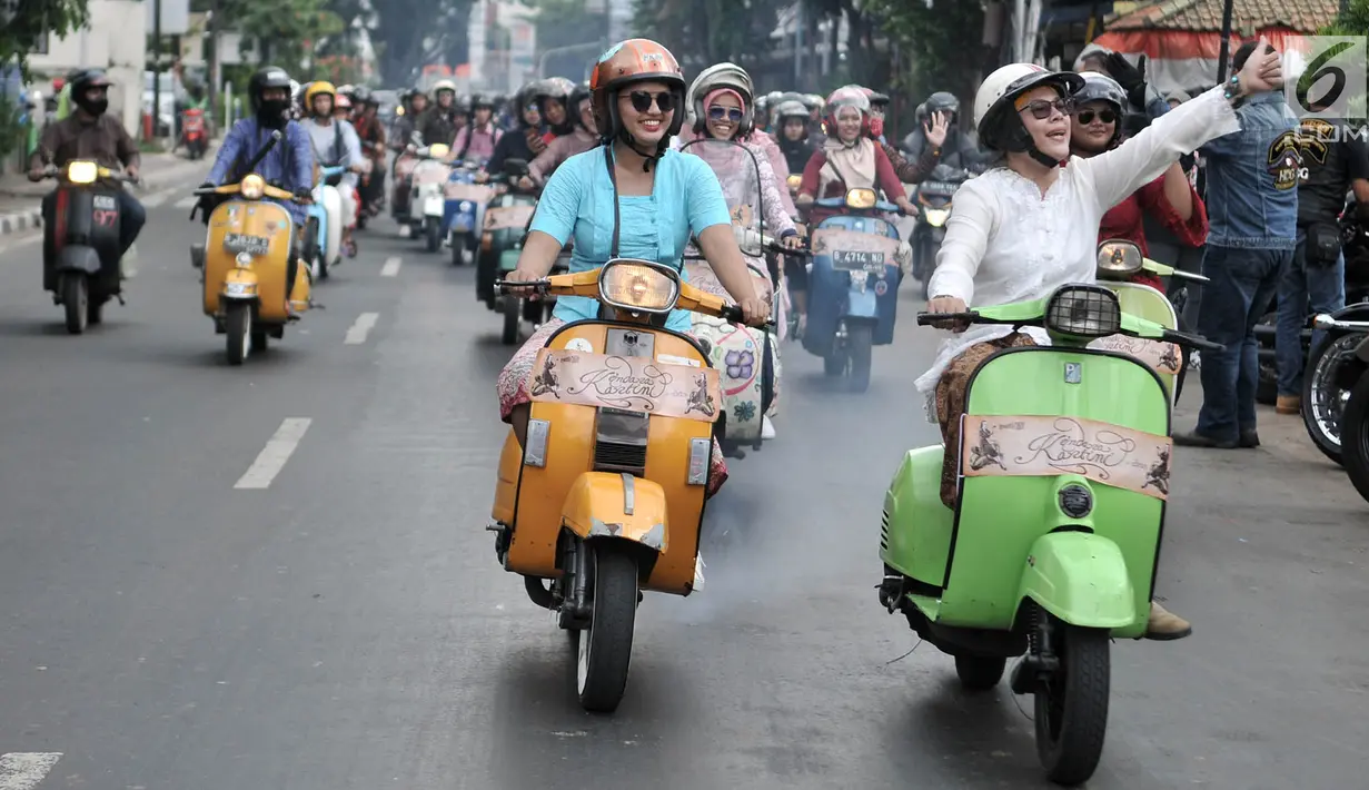Anggota komunitas Vespa se-Jabodetabek saat konvoi dalam rangka memperingati Hari Kartini di Jakarta, Minggu (21/4). Dalam konvoi ini para pengendara vespa mengenakan kebaya bagi perempuan dan batik serta lurik bagi laki-laki. (merdeka.com/Iqbal Nugroho)