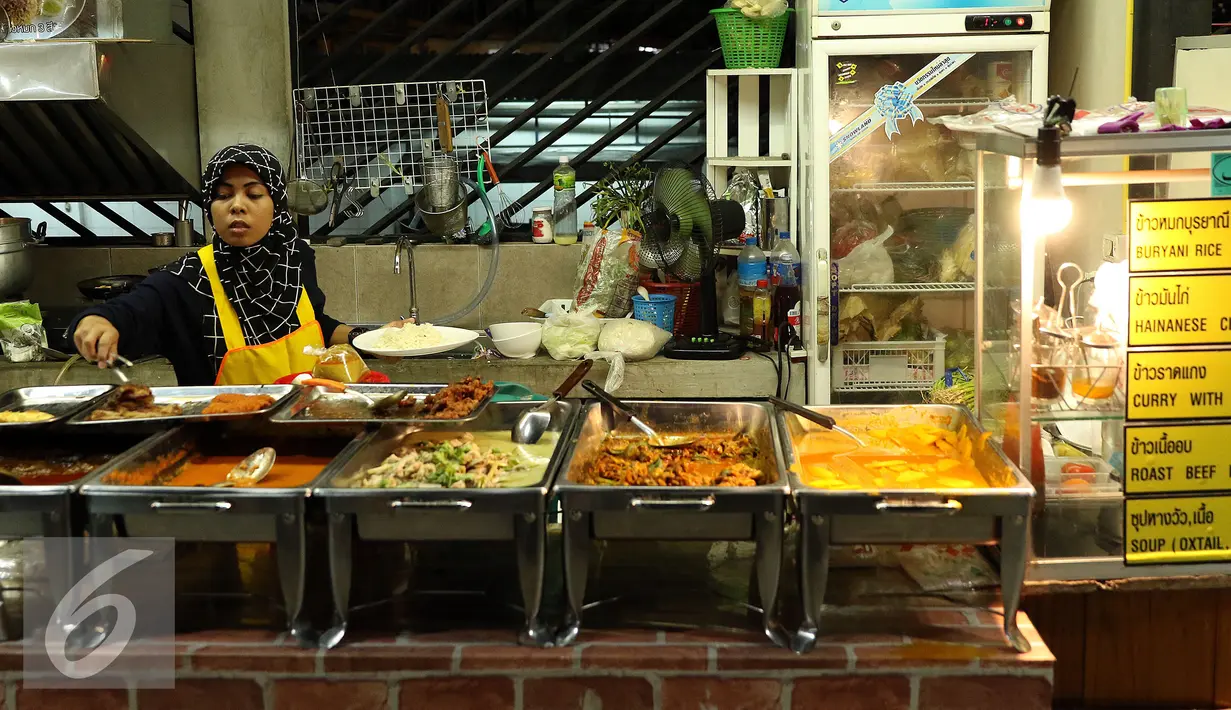 Pedagang menyiapkan menu bernuansa melayu di Mini Plaza Ramkhamhaen 59, Bangkok Thailand, Jumat (16/12). Menu makanan bernuansa islami tersebut dijual dikisaran 40 hingga 50 bath atau setara Rp 18.000,-. (Liputan6.com/Helmi Fithriansyah)