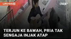 Nasib apes dialami oleh seorang pria yang sedang nongkrong di atas atap bangunan