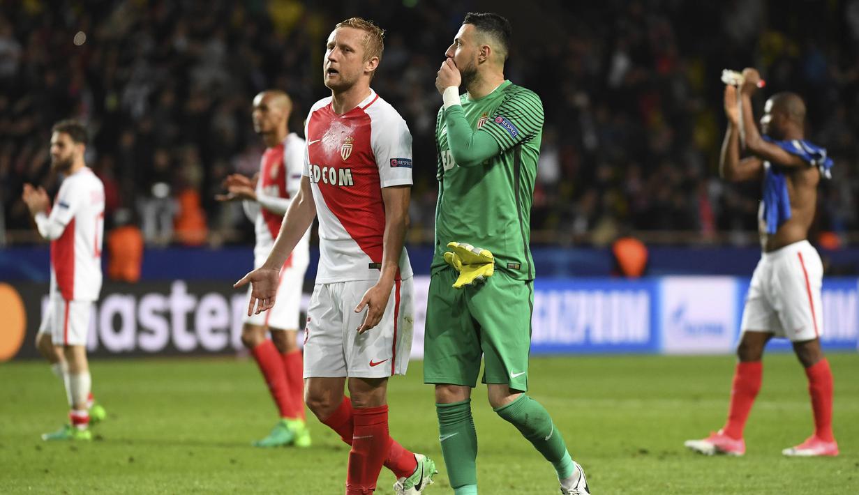 Para pemain Monaco tampak kecewa usai dikalahkan Juventus pada laga Liga Champions di Stadion Stade Louis II, Monaco, Rabu (3/5/2017). Monaco kalah 0-2 dari Juventus. (AFP/Pascal Guyot)