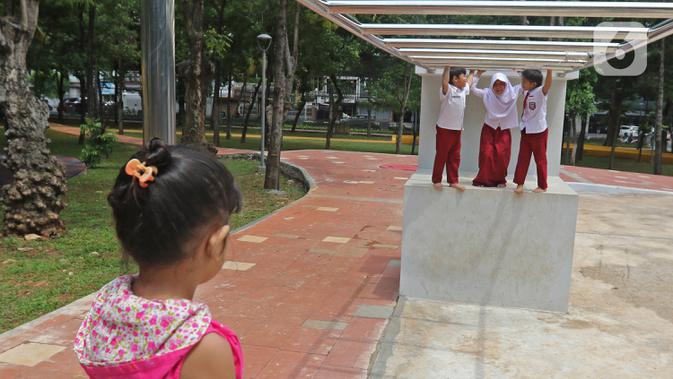Anak-anak bermain di Taman Puring, Jakarta, Selasa (14/1/2020). Setelah direvitalisasi sejak September 2019, kini Taman Puring sudah dapat dikunjungi oleh masyarakat. (Liputan6.com/Herman Zakharia)