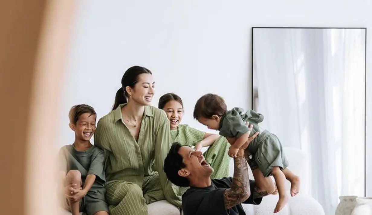 Keluarga kecil Jennifer dan Irfan Bachdim memang dikenal selalu harmonis dan kompak, terutama soal gaya busana.(Instagram/jenniferbachdim).