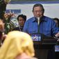 Ketua Dewan Pembina Partai Demokrat Susilo Bambang Yudhoyono (SBY) memberi sambutan saat peresmian Gerakan Pasar Murah Demokrat di Jakarta, Kamis (7/6). SBY ikut membagikan langsung paket sembako kepada warga. (Liputan6.com/Iqbal Nugroho)