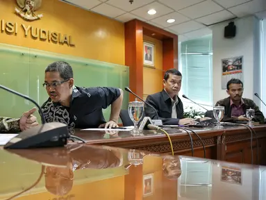 Suasana konferensi pers di Gedung Komisi Yudisial, Jakarta, Kamis (4/2). Komisi Yudisial (KY) kembali menerima usulan calon hakim agung Tahun 2016 untuk pengisian kekosongan jabatan hakim agung sejumlah 8 orang. (Liputan6.com/Faizal Fanani)