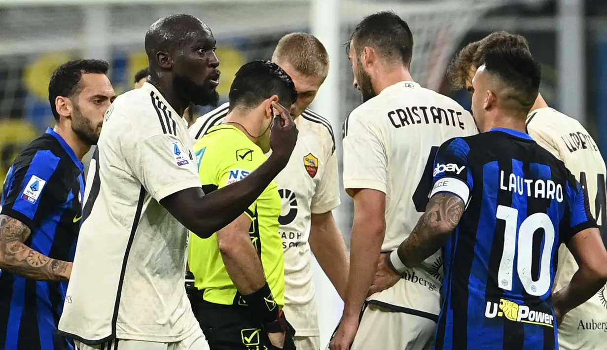 Pemain AS Roma, Romelu Lukaku (kiri), mempertanyakan keputusan wasit setelah melanggar pemain Inter Milan saat pertandingan pekan ke-10 Liga Italia 2023/2024 yang berlangsung di San Siro Stadium, Milan, Minggu (29/10/2023). (AFP/Isabella Bonotto)
