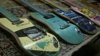 Dengan ide awal menggabungkan papan skateboard menjadi sebuah gitar, Skate  Guitar menampilkan keunikan papan skate yang dimodifikasi.